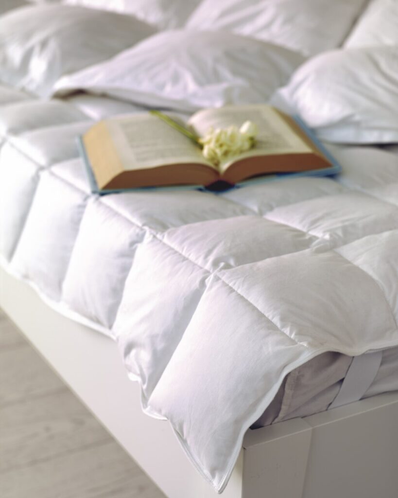 Vivere la felicità in casa grazie al caldo abbraccio di piumini, cuscini e topper