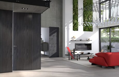 Un interno contemporaneo con alte porte in tranciato precomposto