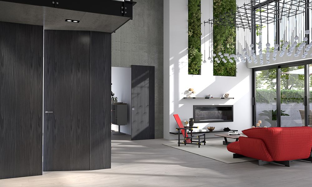 Un interno contemporaneo con alte porte in tranciato precomposto