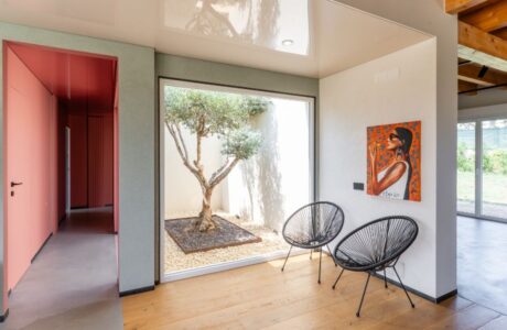 Una casa funzionale ed elegante dominata da un patio centrale