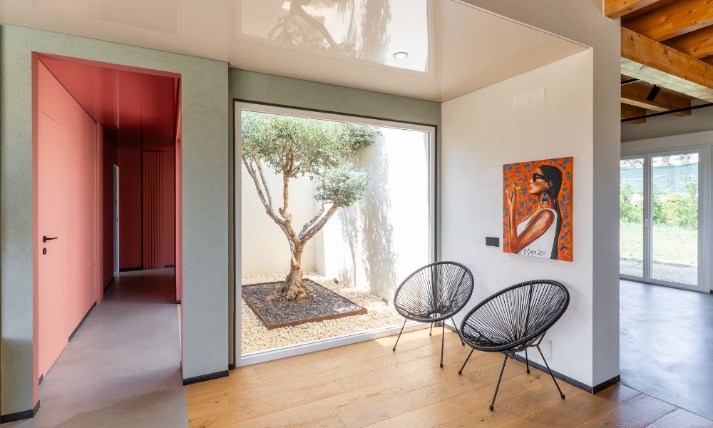 Una casa funzionale ed elegante dominata da un patio centrale