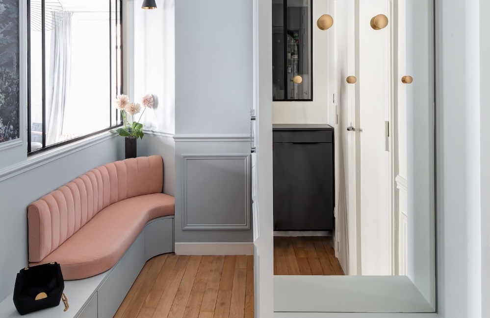 Un ingresso accogliente nei toni del ghiaccio e del rosa