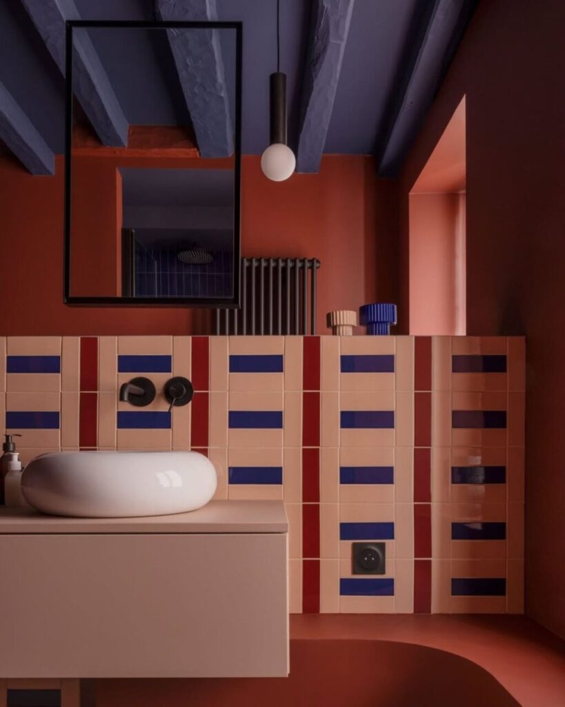 Un meraviglioso bagno bicolore: 5 idee per rivoluzionare lo spazio più intimo