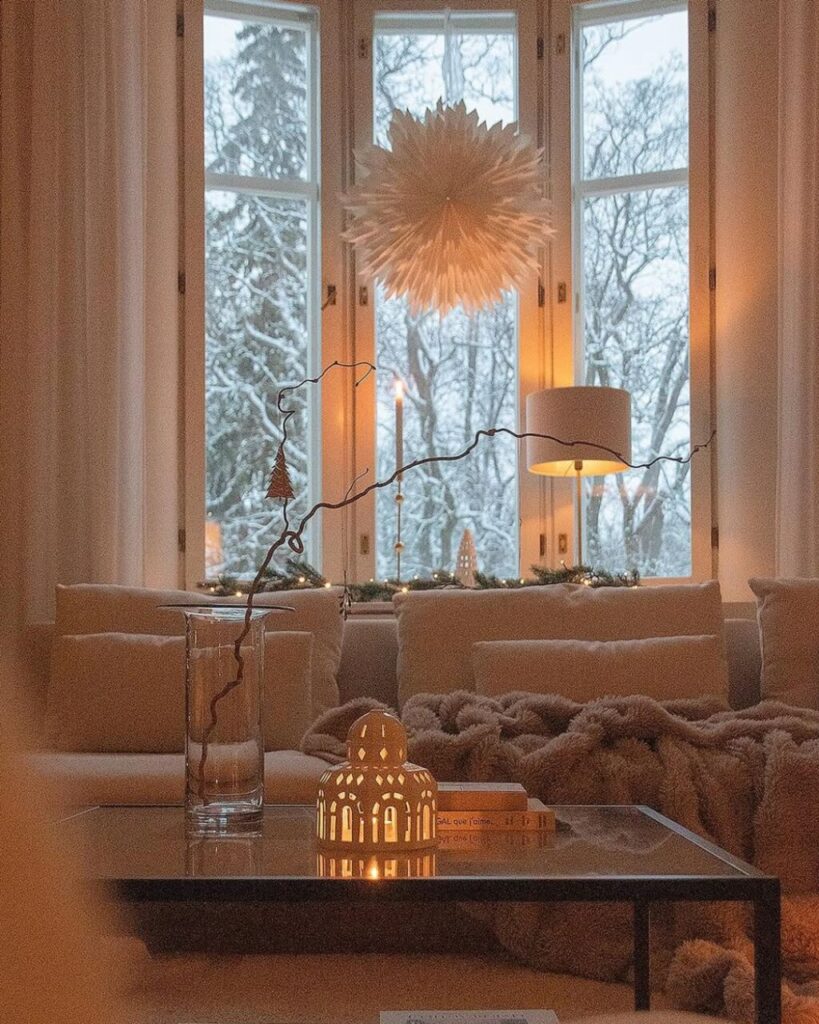 Decorare le finestre per Natale: 5 idee per trasformarle in un quadro luminoso