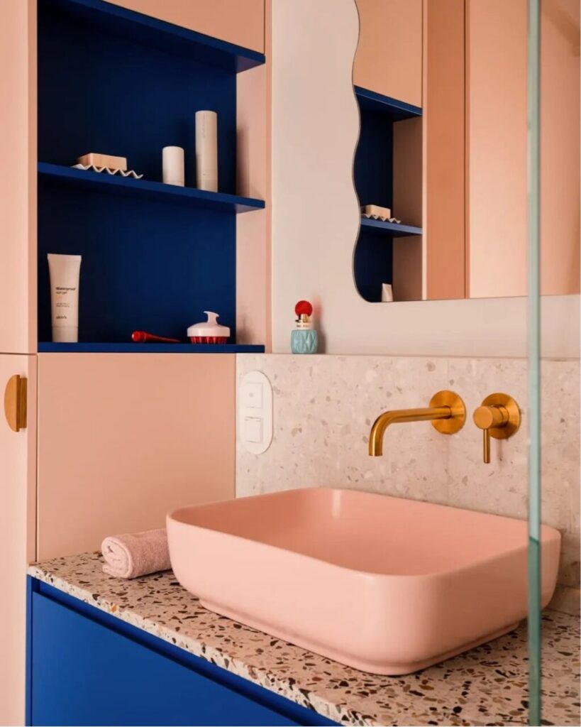 Un meraviglioso bagno bicolore: 5 idee per rivoluzionare lo spazio più intimo