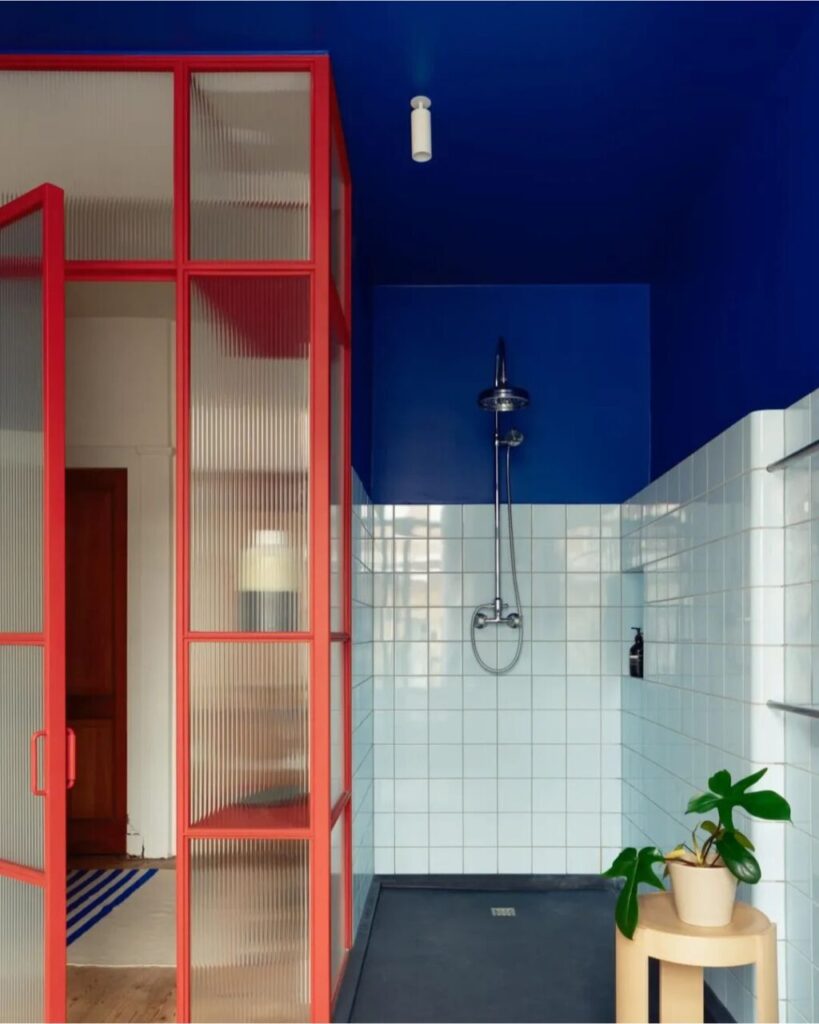 Un meraviglioso bagno bicolore: 5 idee per rivoluzionare lo spazio più intimo