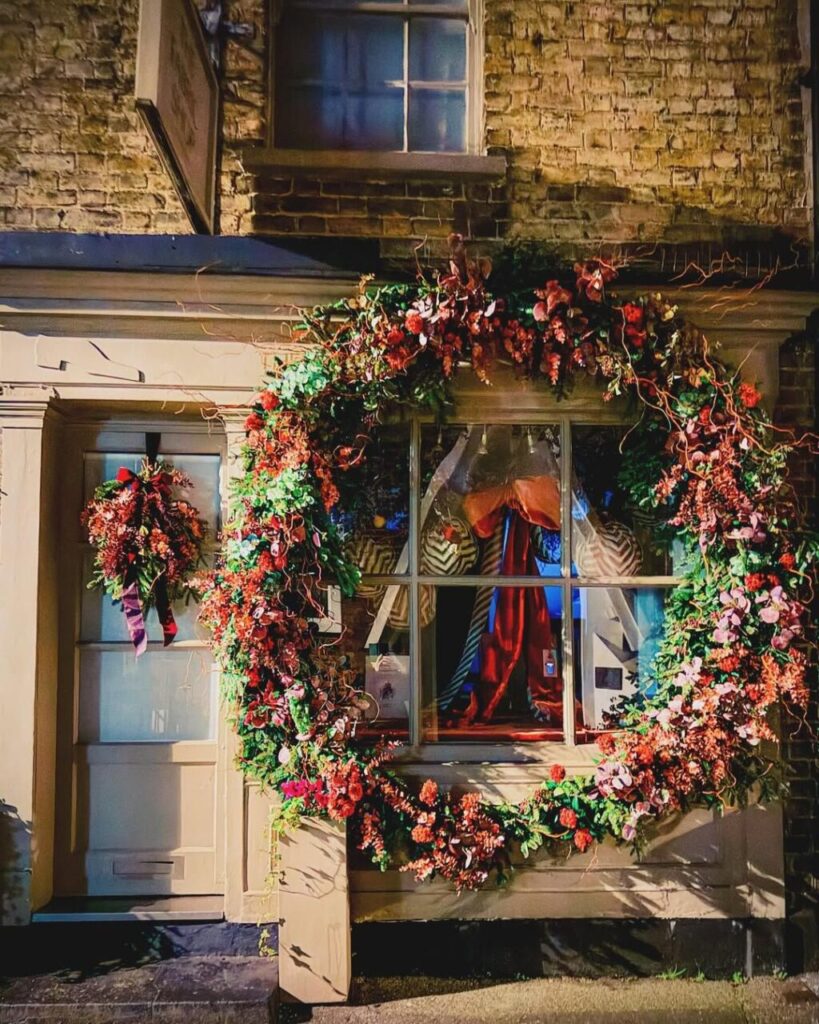 Decorare le finestre per Natale: 5 idee per trasformarle in un quadro luminoso