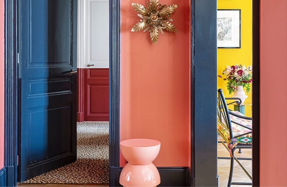 Porte interne colorate in un appartamento che punta a sorprendere