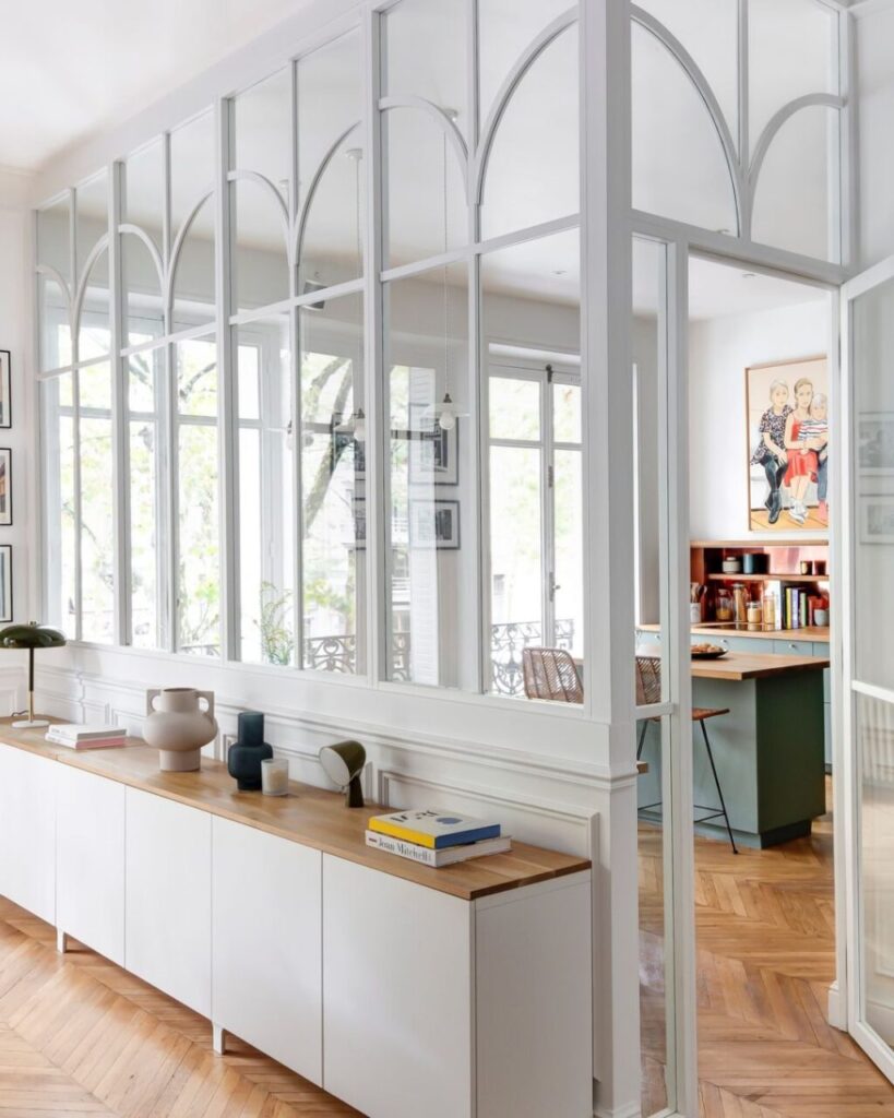 Una spettacolare stanza di vetro: 5 idee per creare spazio e regalare luce