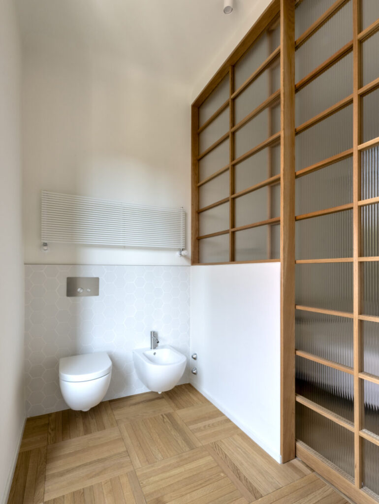 Il bagno en suite in stile japandi