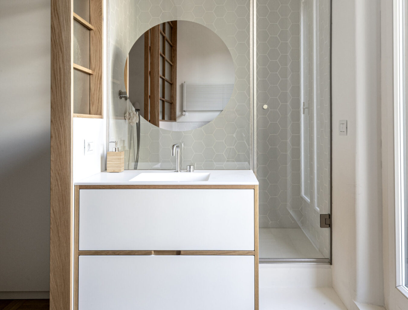 Il bagno en suite in stile japandi