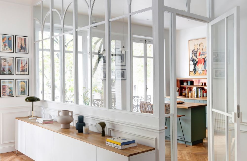 La cucina accolta in una stanza di vetro dalla struttura bianca