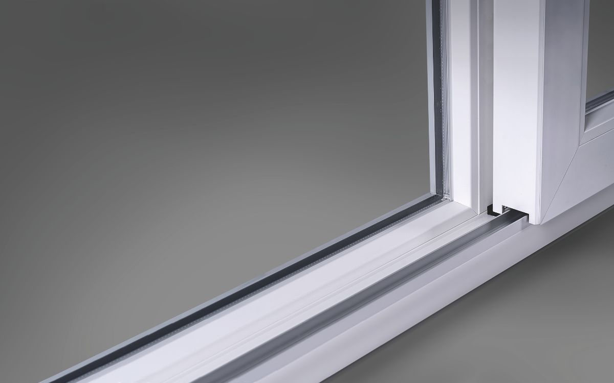 Scorrevoli in PVC e alluminio che aprono la casa sul mondo