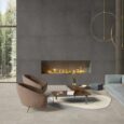 Il pavimento del living è rivestito con piastrelle di Ceramiche Keope dal formato 120x120 della linea Silver di District