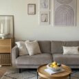 Dominato dal minimalismo più raffinato, il salone ha come protagonista il grande divano grigio a elle